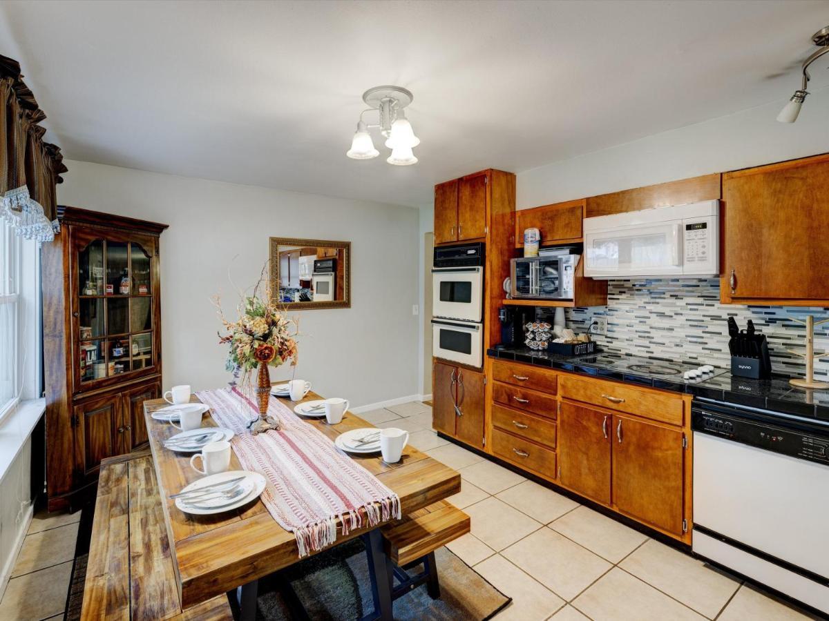 Mid-Century Brick Bungalow Home Έβανσβιλ Εξωτερικό φωτογραφία