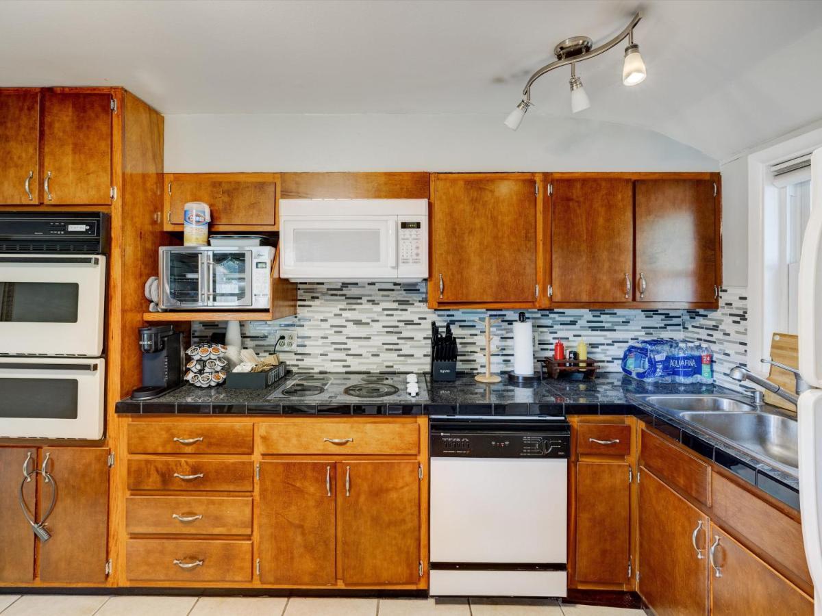 Mid-Century Brick Bungalow Home Έβανσβιλ Εξωτερικό φωτογραφία